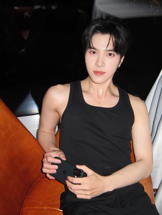 kbgmedia's tweet photo. Happy birthday to #HENDERY from #WayV https://t.co/vmiwXkxDyQ