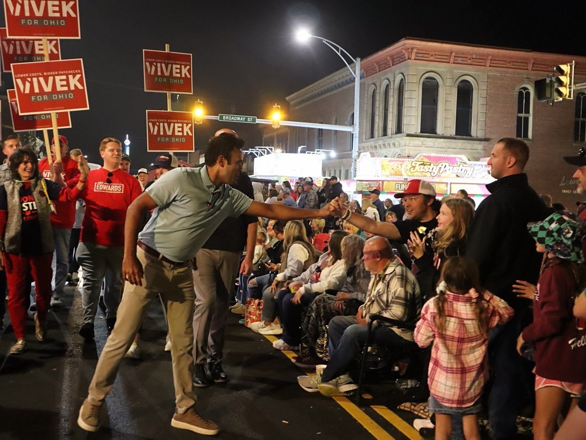 ohiogop's tweet photo. Vivek was at the Jackson Apple Festival yesterday walking in the parade talking to the great people of Southeast Ohio.

Look at this photo...

Amy Acton barely showed up and ran away in her jeep as fast as she could. 

That's the difference.

Vivek shows up. Amy Acton crumbles. https://t.co/bbzJ44f6n1