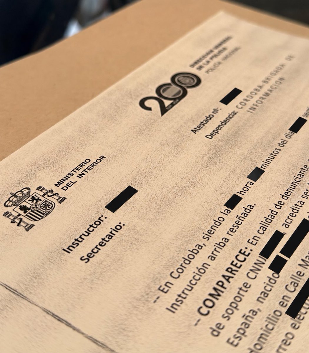 AlbMayoral's tweet photo. Hoy mi mujer y yo hemos presentado una denuncia ante la Policía por una amenaza dirigida a los dos.

Ha llegado por carta, a nuestro nombre, con la dirección de nuestra casa, nuestro portal y nuestro piso. La casa donde vivimos con nuestros hijos.

Eso ha cruzado todas las líneas.

Somos socialistas y defendemos nuestras ideas a la luz del día. Se nos puede criticar y se puede discutir con nosotros cuanto se quiera. Pero utilizar la dirección de nuestra familia para amenazarnos no es debate político: es un intento de meternos miedo en nuestra propia casa.

A quienes creen que así van a conseguir que bajemos la voz: no nos vais a asustar. No nos vais a callar. No vamos a dar un paso atrás.

Seguiremos defendiendo nuestras convicciones y una democracia en la que nadie tenga que temer por su familia por hacer política. Con la cabeza alta. Y con toda la firmeza frente a las amenazas.
