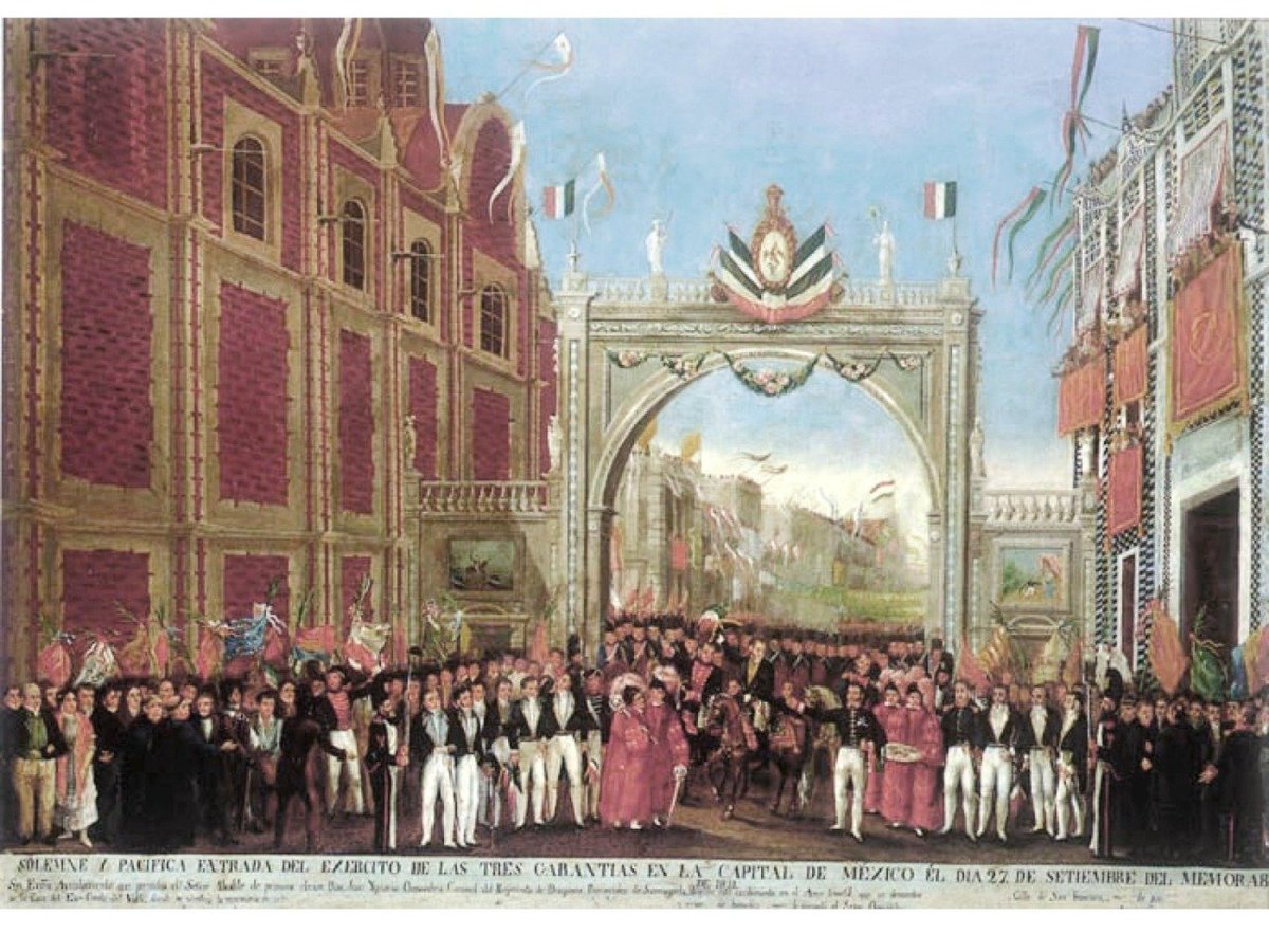 LizbethCaro07's tweet photo. Un día como hoy 27 de septiembre pero del año 1821, Este día, el mismo en que Iturbide cumplía treinta y ocho años y dieciséis mil hombres del ejército libertador. Iturbide, desde el balcón principal del palacio, dirige una arenga al pueblo mexicano. Su mensaje termina con estas palabras: "Ya sabéis el modo de ser libres. A vosotros os toca el de ser felices".
La ciudad de México es tomada pacíficamente por el Ejército Trigarante, La agonía del virreinato terminó sin gloria “trescientos años, un mes y seis días después de que Cortés plantara el pendón de Castilla y León sobre las ruinas humeantes del teocali de Tenochtitlan”. El Ejército Trigarante, dirigido por Iturbide y O'Donojú, instaló su cuartel general en la villa de Tacubaya, desde donde negoció la rendición de la Ciudad con Novella. Dirá Julio Zárate: "Hundíase la dominación española al estrépito de estos mezquinos altercados, y caía sin grandeza ese poder afirmado con trescientos años de mando absoluto".
Al día siguiente será instituida la Junta Provisional Gubernativa, compuesta por treinta y ocho personas, de acuerdo al Plan de Iguala y a los Tratados de Córdoba. Se integrará de personajes de diversas tendencias conservadoras: 7 eclesiásticos, 14 exfuncionarios virreinales, 9 nobles mexicanos, 5 militares, 2 comerciantes y 1 hacendado. Será encabezada  por Antonio Pérez Martínez y Robles, Obispo de Puebla de los Ángeles, como presidente y como vocales secretarios Juan José Espinosa de los Monteros y José Rafael Suárez Pereda. La Junta decretará el Acta de Independencia del Imperio Mexicano y nombrará una regencia integrada de la manera siguiente:
Primer Regente y Presidente Agustín de Iturbide
Segundo Regente Juan de O´ Donujú
Tercer Regente Manuel de la Bárcena
Cuarto Regente José Isidro Yáñez
Quinto Regente Manuel Velázquez de León.
El día 27 de octubre siguiente, todos los principales deberán prestar el siguiente juramento en la capital y durante el mes que sigue en todo el país:
“¿Reconocéis la soberanía de este imperio representada por la Junta Provisional Gubernativa? Sí reconozco. ¿Juráis obedecer sus decretos, observar las garantías proclamadas en Iguala por el ejército imperial mexicano con su primer jefe, los tratados celebrados en la villa de Córdoba, y desempeñar fielmente vuestro encargo en servicio de la nación? Sí juro. Si así lo hiciereis, Dios os ayude; y si no, os lo demande.”
El nuevo Imperio Mexicano nace con un territorio de cuatro millones, cuatrocientos mil kilómetros cuadrados y una población estimada en seis millones de habitantes, 98% analfabetas, sumida en la mayor desigualdad de América. De cada cien habitantes 60 eran indios, 22 castas y 18 españoles. Según Abad y Queipo el 68% de la población tenía un ingreso promedio anual de 50 pesos, el 22% hasta 300 pesos y el 10%% vivía con ingresos ilimitados. (Ibarra García Laura. El reclamo de justicia social en la historia de México).
Para Brian Hamnett (Historia de México) “El Plan de Iguala de Iturbide del 24 de febrero de 1821 proporcionó una plataforma para que se alineara tácticamente el amplio consenso de opinión en Nueva España favorable a la obtención de un estado mexicano distintivo dentro de la monarquía hispánica. El Ejército de las Tres Garantías de Iturbide (Independencia, Unión y Religión) entró en la ciudad de México el 27 de septiembre de 1821. El nuevo régimen pretendía conservar lo más posible del antiguo. En esencia, representaba un intento de recrear el poder central desde dentro de la elite de la capital, en alianza con una parte sustancial del ejército realista. El objeto era detener la rápida transferencia de poder a las regiones y las capas más bajas de la sociedad desde el restablecimiento de la Constitución de 1812. Puesto que el impulso de este movimiento provino de la elite, la finalidad autonomista (la realidad que había tras los objetivos aparentemente contradictorios de Independencia y Unión) claramente se derivaba de 1808. Se concibió una forma limitada de constitucionalismo, que podía garantizar la perpetuación de la elite en el poder en el ámbito nacional”.
Pocos meses después, Iturbide se hará proclamar emperador al ser declarados nulos por las Cortes españolas los Tratados de Córdoba, los cuales  preveían un gobierno monárquico constitucional moderado que asumiría Fernando VII, o alguno de los infantes españoles o un Borbón y que si ninguno aceptara, las Cortes mexicanas designarían un emperador.
Carlos Antonio Aguirre Rojas citando al sociólogo norteamericano Immanuel Wallerstein, señaló que “el problema es que lo que hubo a principios del Siglo XIX en México y un poco en toda América Latina, no fue una verdadera independencia [...]. No debemos llamarlo “independencia” ni “movimientos de independencia, sino que hubo una "descolonización". Se logró la independencia política formal, pues se rompió la dependencia respecto de España, pero se mantuvo la dependencia económica respecto de las potencias europeas y luego de Estados Unidos, la dependencia social, la dependencia geopolítica. [...] En el fondo somos un país muy dependiente en lo económico, en lo social, en lo político, en lo geopolítico. [...] Descolonizados más que independientes. Dependientes porque las estructuras económicas no se modifican tan fácilmente.”