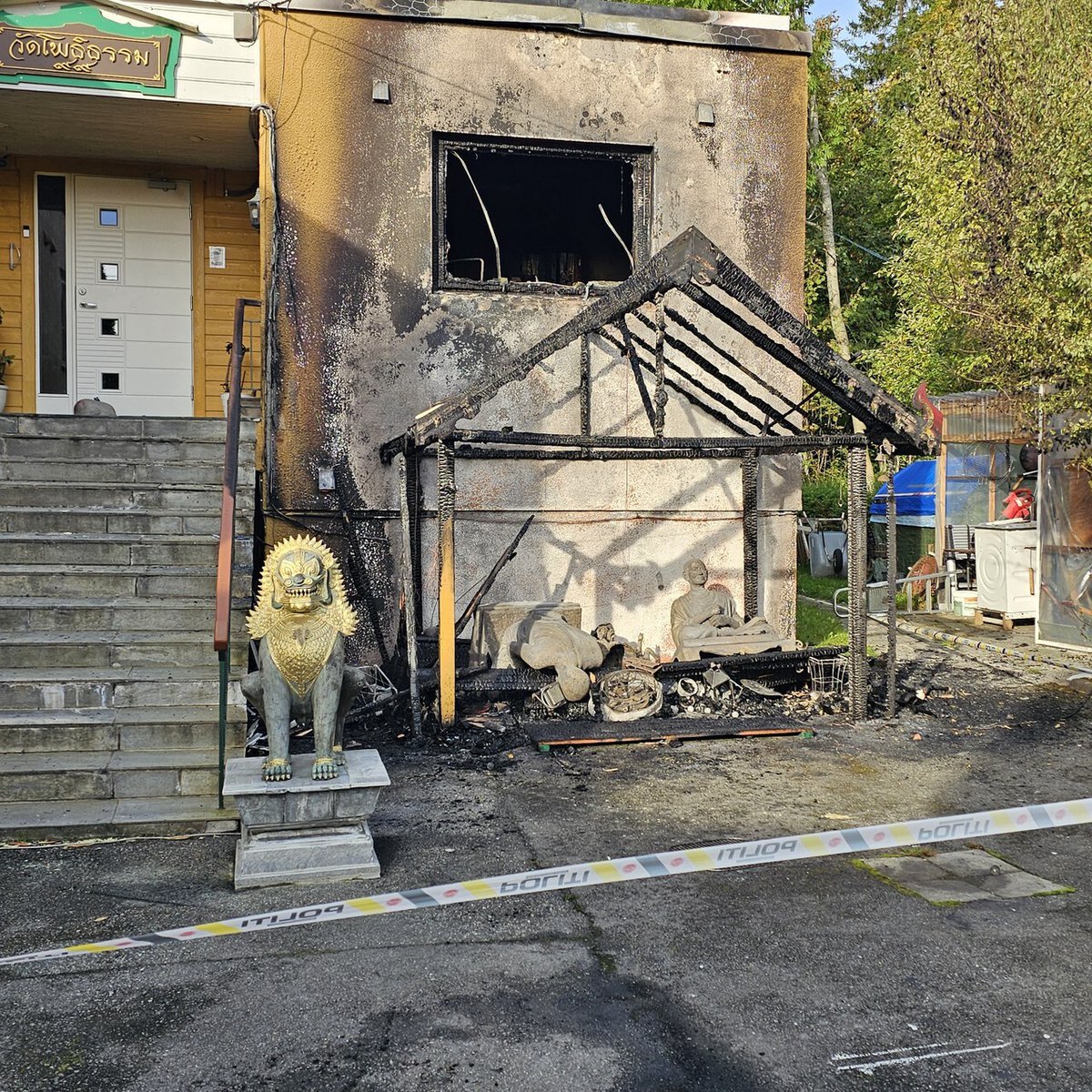 Sunnmorecom's tweet photo. Anne Solveig Berge Trandal: Politiet ber om tips etter brannen på Gåseid - RÅ24 

Politiet søker kontakt med personer som var i området rundt buddhistiske tempelet på Gåseid før og under nattens brann. De ber vitner om å ta kontakt, da brannen skjedde na… https://t.co/CK1VcjAJ2i https://t.co/cgVKrspswK