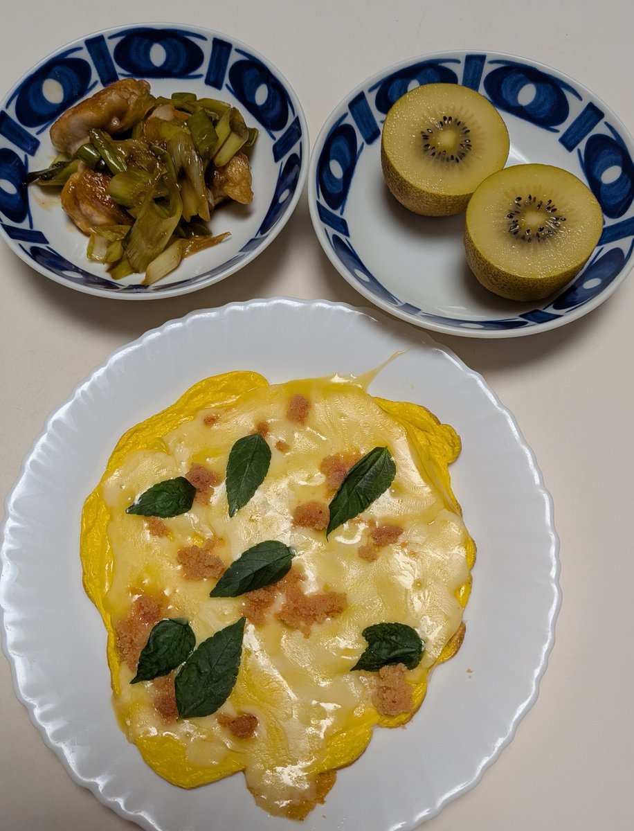 hiroundertree's tweet photo. 今日の晩ご飯😋🍴

生春巻きの皮で明太子ピザ🍕
ネギともも肉の甘酢炒め
キウイ🥝
ヨーグルト

皮がパリッとするんかなぁ思たけど
もちもちしてた♪
あと3枚ライスペーパー残ってるから
何しよぉか？
もっかいこれしとくかな٩(๑>▽<๑)۶
葉っぱ🌿は家の三葉ですꉂꉂ🤭
美味しかった🥰️ https://t.co/DfLjJ189Xx