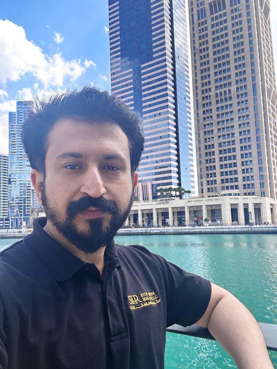 PTIofficial's tweet photo. ۲۷ ستمبر ۲۰۲۴ء کو متحدہ عرب امارات (UAE) میں سلمان رضا  @SalmanView کے اغوا سے دو ہفتے قبل، ہمارے ایک سابق رکنِ ٹیم کو پاکستان کی ملٹری انٹیلی جنس (MI) کی طرف سے سلمان @SalmanView سے رابطہ کرنے اور انہیں خبردار کرنے  پر مجبور کیا گیا: ”ہمارے ساتھ کام کرنا شروع کر دو، ورنہ تم امارات میں بھی محفوظ نہیں رہو گے“

سلمان کا جواب بالکل واضح تھا: وہ اب سوشل میڈیا پر فعال نہیں ہیں اور شارجہ، امارات میں اپنی ملازمت اور کیریئر پر توجہ مرکوز کر رہے ہیں، جہاں وہ ۹ مئی سے مہینوں قبل منتقل ہو چکے تھے۔

دو ہفتے بعد، ۲۷ ستمبر ۲۰۲۴ء کو، سلمان کو النہدہ، شارجہ میں ان کے اپارٹمنٹ کے باہر سے اٹھا لیا گیا، جنید جہانگیر @M_Junaidd کے دبئی ایئرپورٹ سے عمرے سے واپسی پر اغوا کے صرف تین دن بعد۔

سلمان نے امارات میں اپنی پیشہ ورانہ زندگی بنانے کا انتخاب اس لیے کیا تھا کیونکہ ان کا ماننا تھا کہ وہ وہاں پاکستانی انٹیلی جنس ایجنسیوں کی جانب سے پی ٹی آئی حامیوں پر جاری مظالم سے دور “پرامن طور پر” رہ اور کام کر سکتے ہیں۔
لیکن تحفظ کا وہ احساس قائم نہ رہ سکا!!

سلمان اور جنید کو تقریباً آٹھ ماہ تک نامعلوم مقامات پر رکھا گیا، جو ان کے اہل خانہ، دوستوں اور وکلاء کی رسائی سے مکمل طور پر باہر تھے۔ اس دوران انہوں نے شدید جسمانی اور ذہنی بدسلوکی برداشت کی۔

مئی ۲۰۲۵ء میں، دونوں کو الوثبہ جیل، ابوظہبی منتقل کر دیا گیا، جہاں وہ آج بھی قید ہیں۔

سلمان کے اہل خانہ کے لیے یہ دو سال خصوصاً انتہائی تکلیف دہ رہے ہیں۔ ان کے والد شدید بیمار اور صاحبِ فراش ہیں، جو دل اور گردوں کے متعدد مسائل کا شکار ہیں۔ انہوں نے یہ سال اپنے بیٹے کو دوبارہ دیکھنے کے انتظار میں گزارے ہیں۔

سلمان کی اہلیہ ۱۸ ماہ تک امارات میں رہیں، اپنے شوہر کے کیس کی پیروی کے لیے تنہا اور بغیر کسی خاندانی سہارے کے زندگی گزارتی رہیں۔ ان ۱۸ مہینوں کے دوران، انہیں سلمان کے ساتھ صرف آٹھ ویڈیو کالز کی اجازت دی گئی، اور ان مختصر کالز کے لیے بھی انہیں جیل تک کا سفر کرنا پڑتا تھا۔ بالمشافہ کوئی ملاقات بالکل نہیں ہوئی۔

پاکستان میں سیاسی تنازعات چاہے کچھ بھی ہوں، سلمان اور جنید امارات میں کام کرنے، اپنا کیریئر بنانے اور پرامن زندگی گزارنے گئے تھے۔ سلمان کے پاس تو فعال سوشل میڈیا اکاؤنٹس بھی نہیں تھے۔

ہم اماراتی قیادت @MohamedBinZayed @HHShkMohd @HamdanMohammed @HHMansour @HHShkDrSultan @LadyVelvet_HFQ اور متعلقہ حکام سے مؤدبانہ اپیل کرتے ہیں کہ وہ رحم دلی اور انصاف کے ساتھ ان کے کیسز کا جائزہ لیں۔

ان کی زندگیوں اور ان کے اہل خانہ سے پہلے ہی دو سال چھین لیے گئے ہیں۔ برائے مہربانی سلمان اور جنید کو ان لوگوں کے پاس واپس آنے دیں جو ہر ایک دن سے ان کا انتظار کر رہے ہیں!! @UAEmediaoffice @GovernmentUAE @mofauae @moiuae @DubaiPoliceHQ @ADPoliceHQ @MOHRE_UAE @uaeembassyisb @VisitAbuDhabi @mariammalmheiri
@hrw @amnesty @AmnestyAR @amnestysasia
#ReleaseJunaidAndSalman #ReleaseSalmanRaza #ReleaseJunaidJahangir #TransnationalRepression

اظہر مشوانی 
@MashwaniAzhar