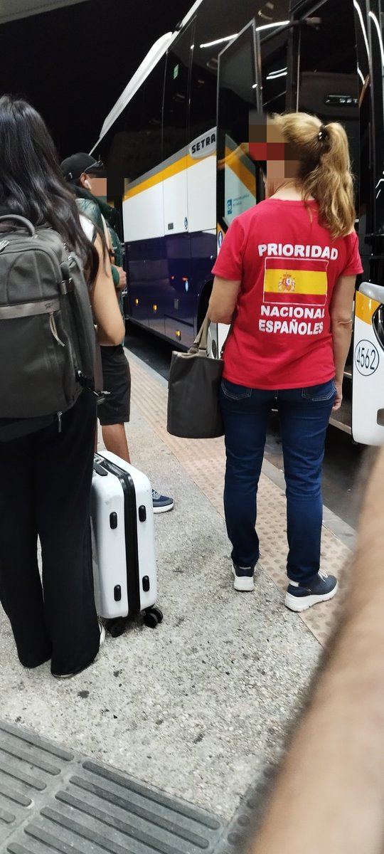 xabierlatin's tweet photo. 1/3
Día 21 de setembro, 07:23 horas.
Estación Intermodal de #Vigo.
Bus Vigo-Compostela.
Unha muller, por dicir algo, pretendeu non facer cola e subir ao bus antes que ninguén. Como é habitual en #Mombus, o condutor dixo que primeiro subirían que tivesen billete ou reserva, e ... https://t.co/jo4uhNAc2q