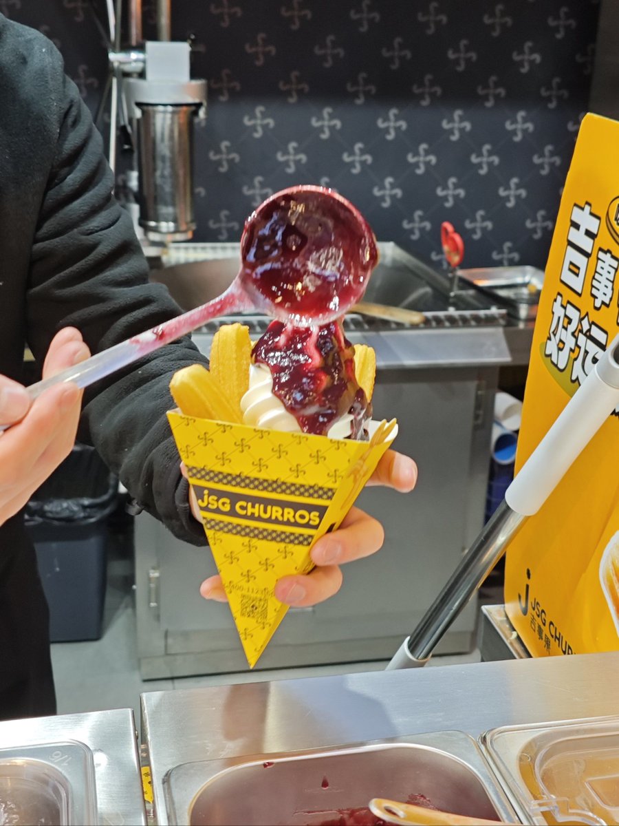 KhadijahRor7a's tweet photo. Churros recién fritos con chocolate caliente — el placer callejero perfecto para cualquier antojo  Solo 2€ en el puesto de la esquina! https://t.co/k7HHAMnttp