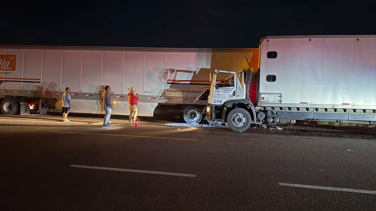 alchilelasnotic's tweet photo. #CaborcaSonora Accidente carretero en el Km.155 Caborca-Sonoyta, deja persona lesionada la cual fue atendida por Cruz Roja, Bomberos y Policías para trasladarlo a un nosocomio de Caborca para su atención. https://t.co/NPcUh1mS4n
