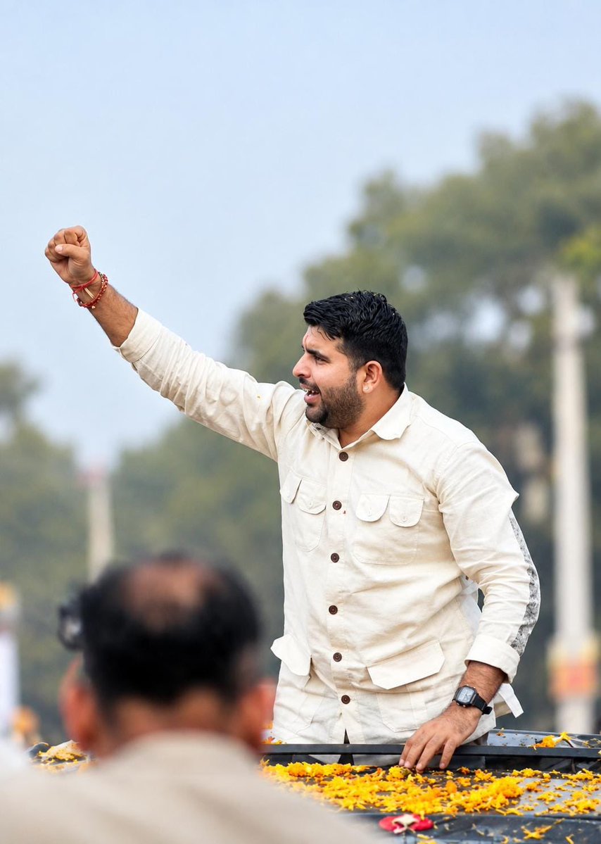 raghu_bish9e's tweet photo. लोंठा रहियो मोटियारो ✊🍎 @RavindraBhati__ 

#सरलीकरण https://t.co/Lrk5H8qALY