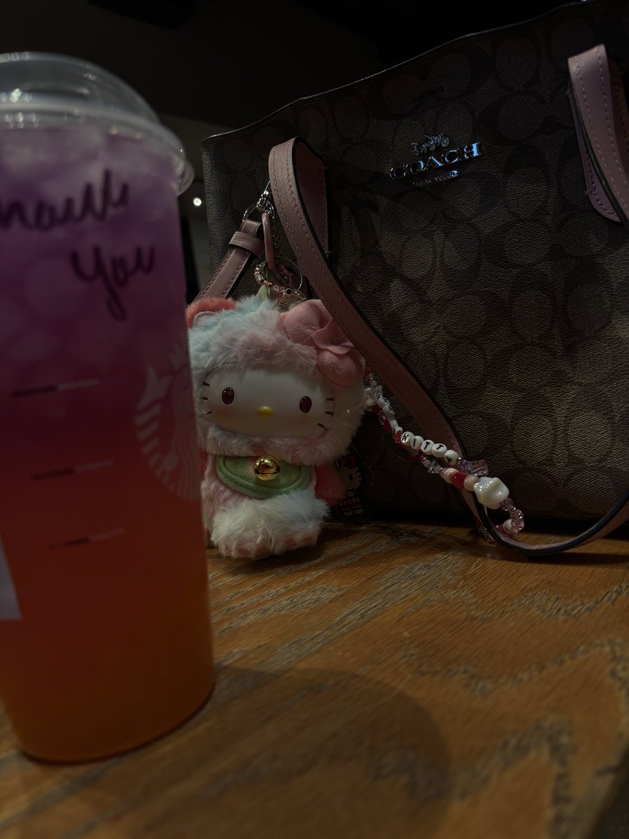 oneNonlycherriy's tweet photo. Who don’t love a Starbucks run 🏃‍♀️ https://t.co/XMGLBBaSWd