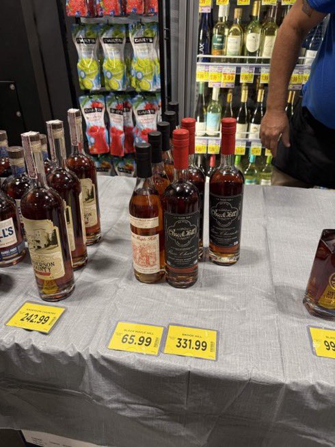 MichealRaylm's tweet photo. Hey Whiskey Fans! Grab premium bourbon bottles this week at a great price. Smooth, rich flavor perfect for sipping. DM me on X the menu and details. Discreet shipping available across the US. Cheers!  #Bourbons #WhiskeyLovers #BourbonWhiskey #CraftSpirits https://t.co/HOe5i9LIzO