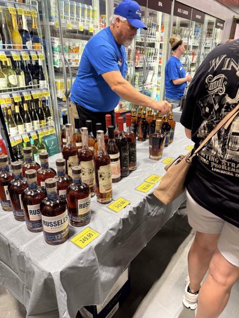 MichealRaylm's tweet photo. Hey Whiskey Fans! Grab premium bourbon bottles this week at a great price. Smooth, rich flavor perfect for sipping. DM me on X the menu and details. Discreet shipping available across the US. Cheers!  #Bourbons #WhiskeyLovers #BourbonWhiskey #CraftSpirits https://t.co/HOe5i9LIzO