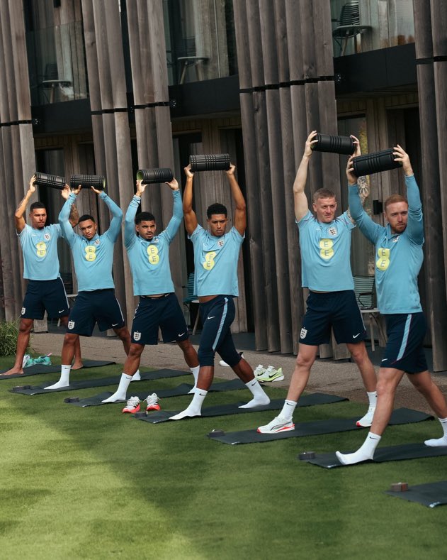 judesasscheeks's tweet photo. Everyone in loose shorts, then there’s Jude https://t.co/SzM8MDwtls