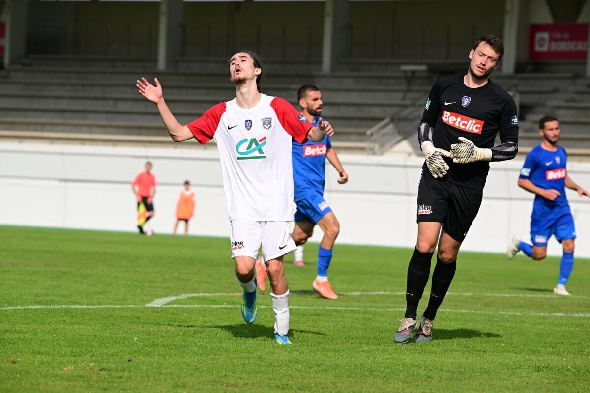lequipe's tweet photo. Les Girondins de Bordeaux lourdement battus par Angoulême au 4e tour de la Coupe de France

➡️ https://t.co/gtfhOyW0vO https://t.co/p85ZPlgejF