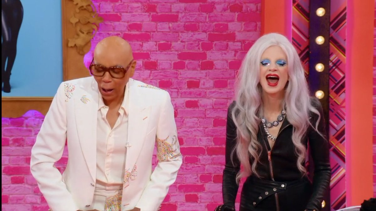 petraauradrag's tweet photo. amo quando a rupaul se junta com essa mulher doida https://t.co/94ws4orrTL
