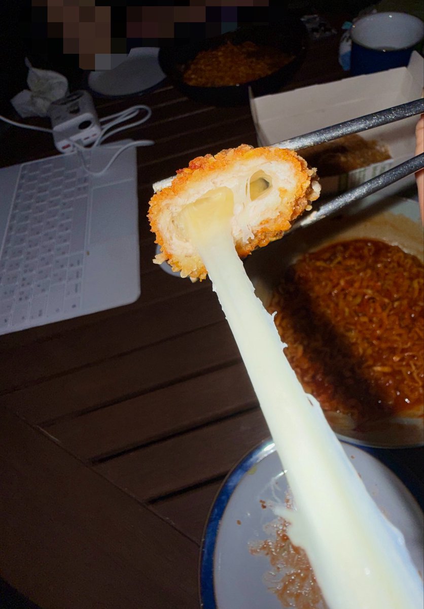 ninaeatz's tweet photo. bhc 콰삭모짜킹에 불닭볶음탕면

꽤괜이시다~ 꼭불닭이랑먹어야하는맛이네요 https://t.co/03Zh5jUxwZ