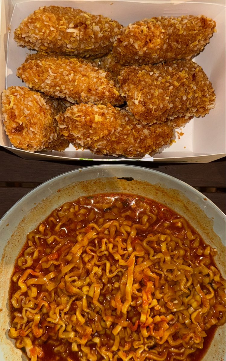 ninaeatz's tweet photo. bhc 콰삭모짜킹에 불닭볶음탕면

꽤괜이시다~ 꼭불닭이랑먹어야하는맛이네요 https://t.co/03Zh5jUxwZ