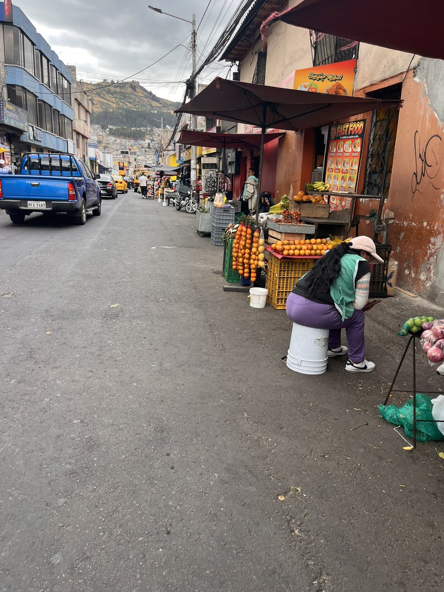 csardgo's tweet photo. @amcquito Jajaja estos puestos chalecos como que fueran la gran cosa, vayan a controlar las calles que son un mercado https://t.co/79hRei2HaQ