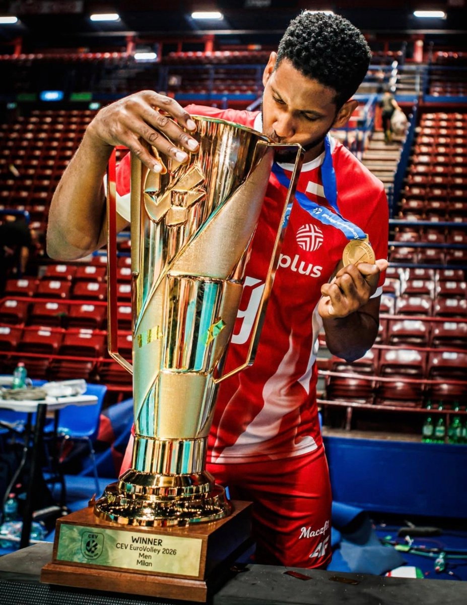 Radko_00's tweet photo. Wilfredo Leon po raz kolejny pokazał klasę! 🔥
Bardzo dobry sezon w jego wykonaniu. Był jednym z liderów reprezentacji, dawał ogromną siłę w ataku i potrafił kończyć ważne akcje. Został wyróżniony tytułem MVP i miejscem w drużynie marzeń! 🇵🇱❤️
📸 CEV, IG
#gangłysego #EuroVolleyM https://t.co/3yaAR7MuUJ