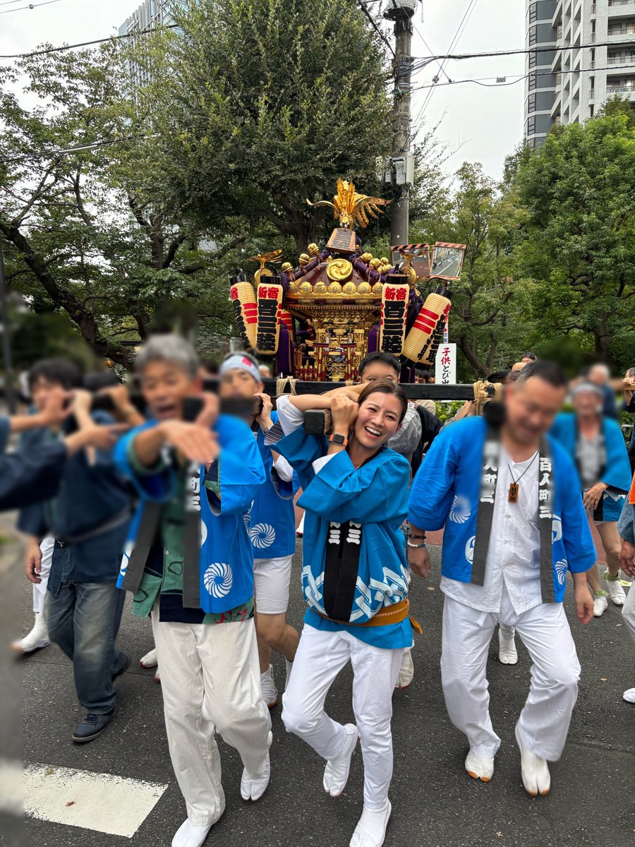 rina_yoshikawa_'s tweet photo. 戸塚地域センター⇨左門町さんままつり⇨四谷坂町ビールまつり⇨中井御霊神社大祭⇨皆中稲荷神社大祭と各町会を走り回り、新宿区はお祭りシーズンラストスパート🔥
今日もたくさんの地域の方とお話しする中で、「国会見てるよ〜😆」との嬉しいお声がけをいただきました。秋の臨時国会も頑張ります✊✨ https://t.co/YoJS2KBGj3