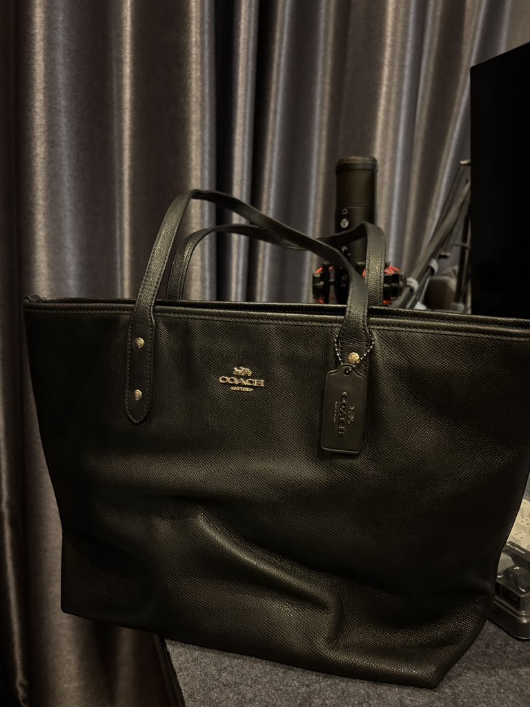 ammerrl's tweet photo. ปล่อยค่า coach zip tote black 16นิ้ว
ราคา 2390 (สภาพดีมาก) ไม่มีตำหนิจุดอื่นๆ สอบถามเพิ่มเติมได้ค่า นัดรับ กรุงเทพ ปทุม นนทบุรี

#coach #coachthailand #ส่งต่อCoach #ส่งต่อกระเป๋า #coachbag #กระเป๋ามือสอง #ส่งต่อกระเป๋าแบรนด์ #ส่งต่อlongchamp https://t.co/uk6G2KrIk2