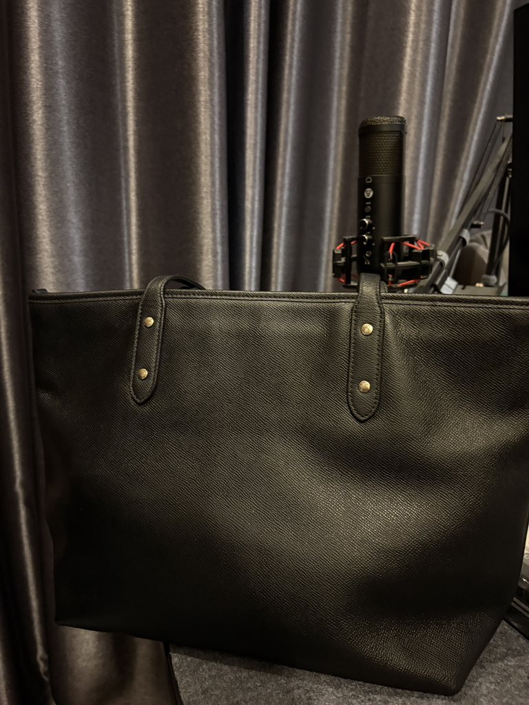 ammerrl's tweet photo. ปล่อยค่า coach zip tote black 16นิ้ว
ราคา 2390 (สภาพดีมาก) ไม่มีตำหนิจุดอื่นๆ สอบถามเพิ่มเติมได้ค่า นัดรับ กรุงเทพ ปทุม นนทบุรี

#coach #coachthailand #ส่งต่อCoach #ส่งต่อกระเป๋า #coachbag #กระเป๋ามือสอง #ส่งต่อกระเป๋าแบรนด์ #ส่งต่อlongchamp https://t.co/uk6G2KrIk2