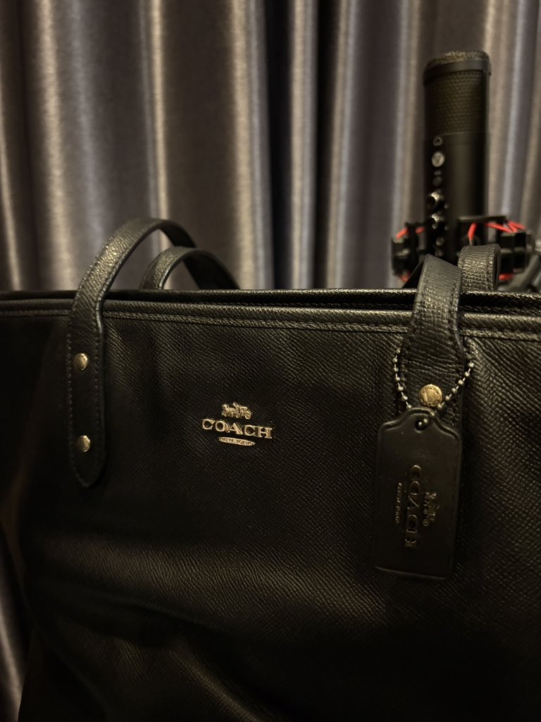 ammerrl's tweet photo. ปล่อยค่า coach zip tote black 16นิ้ว
ราคา 2390 (สภาพดีมาก) ไม่มีตำหนิจุดอื่นๆ สอบถามเพิ่มเติมได้ค่า นัดรับ กรุงเทพ ปทุม นนทบุรี

#coach #coachthailand #ส่งต่อCoach #ส่งต่อกระเป๋า #coachbag #กระเป๋ามือสอง #ส่งต่อกระเป๋าแบรนด์ #ส่งต่อlongchamp https://t.co/uk6G2KrIk2