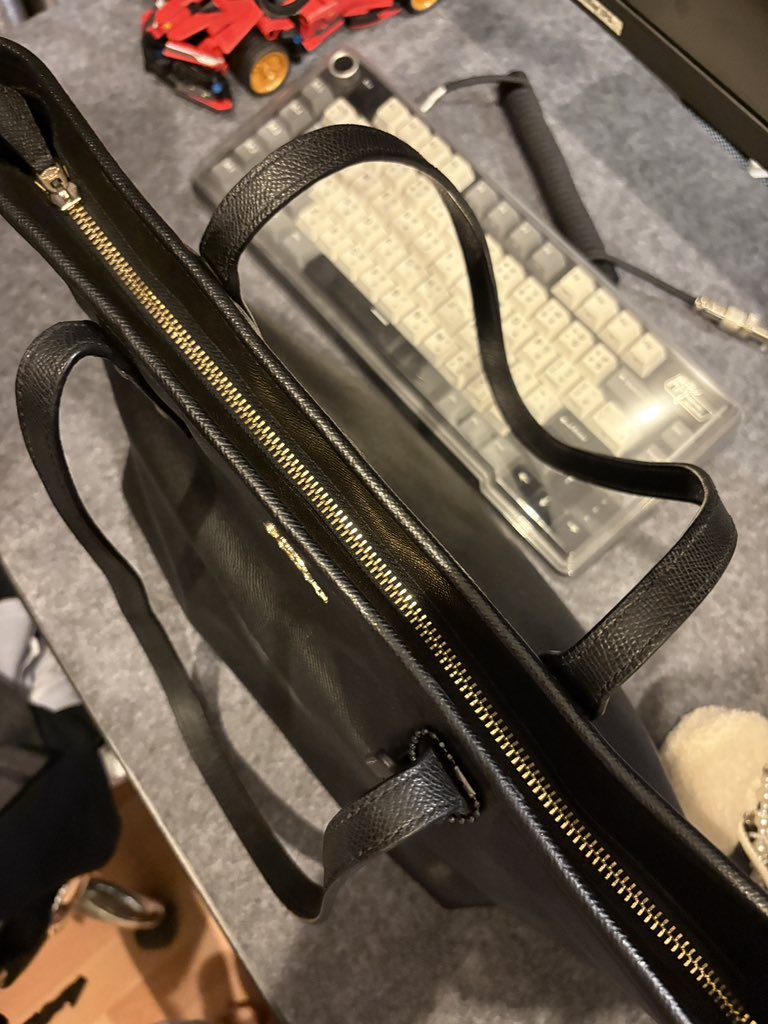 ammerrl's tweet photo. ปล่อยค่า coach zip tote black 16นิ้ว
ราคา 2390 (สภาพดีมาก) ไม่มีตำหนิจุดอื่นๆ สอบถามเพิ่มเติมได้ค่า นัดรับ กรุงเทพ ปทุม นนทบุรี

#coach #coachthailand #ส่งต่อCoach #ส่งต่อกระเป๋า #coachbag #กระเป๋ามือสอง #ส่งต่อกระเป๋าแบรนด์ #ส่งต่อlongchamp https://t.co/uk6G2KrIk2