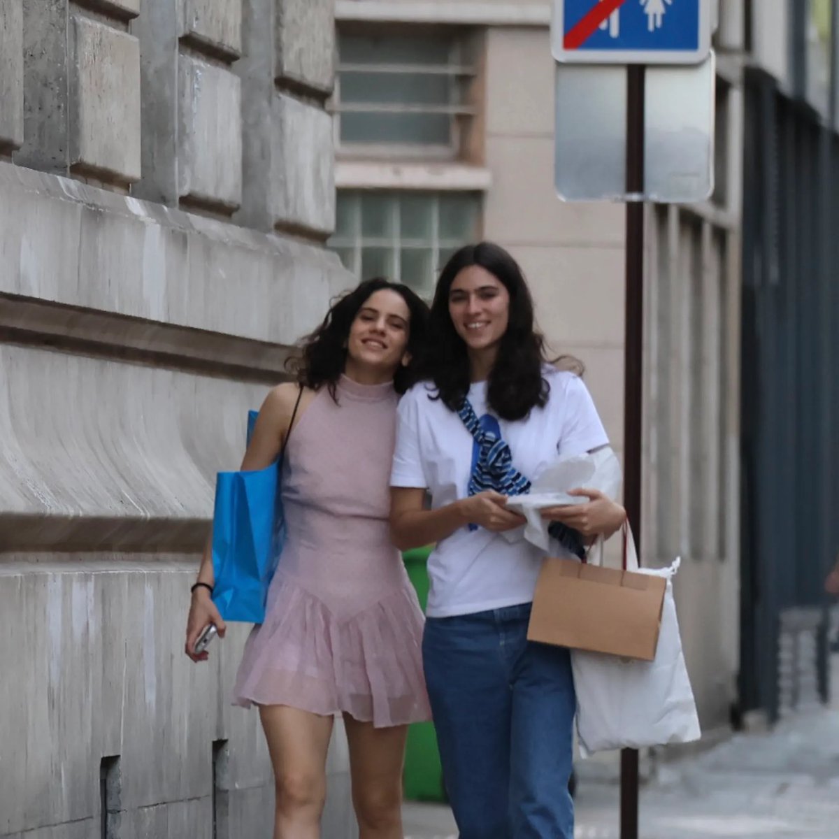 lesbocine's tweet photo. O AMOR ESTÁ NO AR! Rosalía e Loli Bahia curtindo um passeio juntinhas pelas ruas de Paris. 🥺💖 https://t.co/B9kiLRCeKr