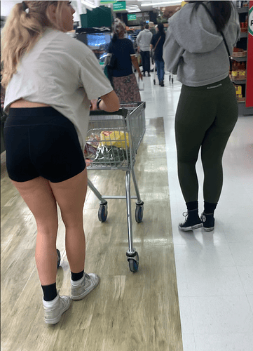 mtmTdot's tweet photo. Olive green leggings hugging that thick ass in the store 🔥
Round cheeks looking perfect from every angle
MORE IN BIO 🔗

#PAWG #candids #candid #creepshot https://t.co/cqFR5JV2wV