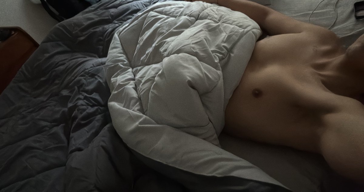 heypapasito's tweet photo. Mi cama es muy grande para mi solo 😭 https://t.co/tLxRnGcJru