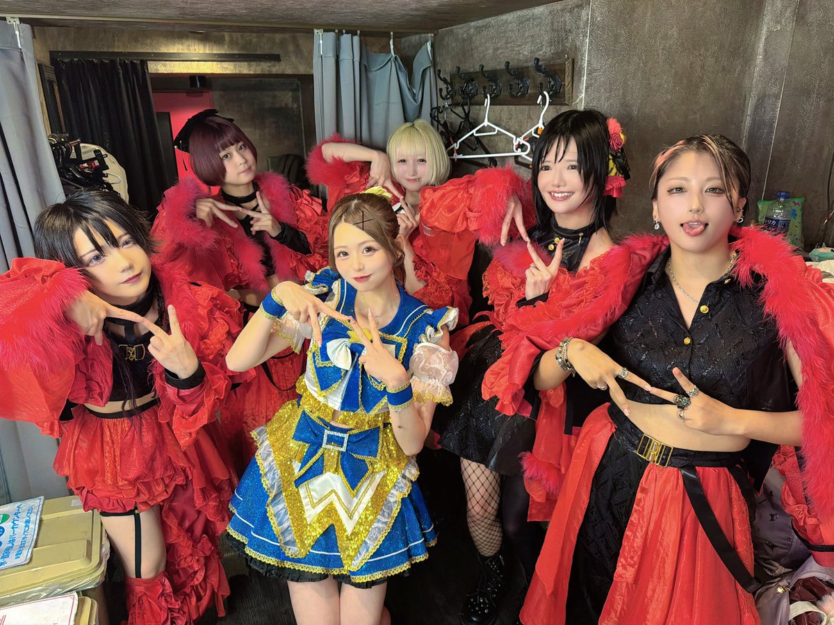 nana_kirafore's tweet photo. AIBECKの皆さんとお写真撮っていただきました✨(ライブ後でお疲れの中ありがとうございます😭)

以前ツーマンライブさせていただいた時に見たAIBECKさんのステージパフォーマンスに心を打たれて、それから毎日のようにライブ動画を見たり、曲を聴いたりしていて、今日のライブもずっと楽しみにしていました🥹💭(どの楽曲も本当に素敵な中で、わたしはDiverとTOKYO CHAOSが好きです🫶🏻)

ステージを見て、メンバーさん一人ひとりの熱い気持ちがそのまま飛んでくるようなパフォーマンスに、見ている側までどんどん引き込まれていきました🥺本当にかっこよかった、、！！！

フロアをどんどん巻き込んでいく一体感もすごくて、AIBECKさんにしか作れない空気があるんだなあって感じました❤️‍🔥

アイドルのライブってこんなに熱くなれるんだ！って改めて思わせてもらえて、すごく刺激を受けました🥹✨

またご一緒できた時はよろしくお願いします！♡