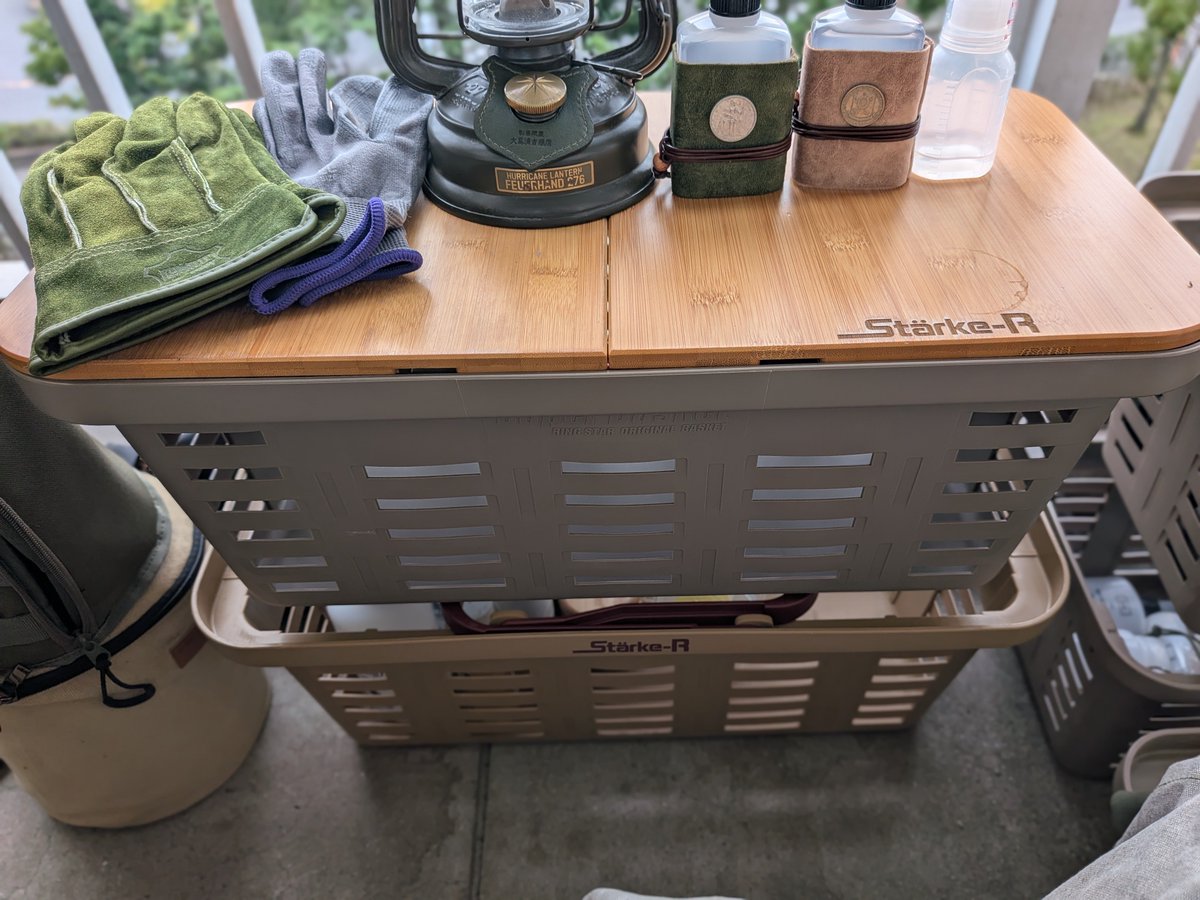 RYO_ridge's tweet photo. かれこれ、オートキャンプと言われていた頃ファミキャン時代だった私。
それが終わる頃、ソロキャンプが流行り出し始め、このリングスターのStark-Rやスーパーバスケットを買い、今でも愛用しています^⁠_⁠^

車のバンパーの素材で丈夫で柔らかく、重ねられ、テーブルにもなり、とても重宝しています。
今は車が無いのでベランダで活躍しています！

主にクッカー類、蚊取り関係、ランタン関係、焚き火関連、メンテナンス関連などを分けて整理しています！