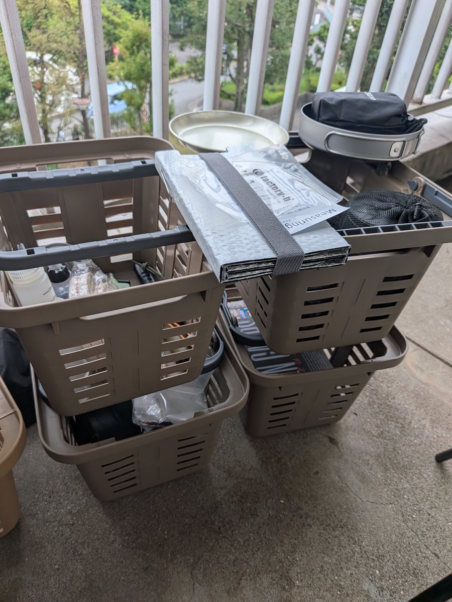 RYO_ridge's tweet photo. かれこれ、オートキャンプと言われていた頃ファミキャン時代だった私。
それが終わる頃、ソロキャンプが流行り出し始め、このリングスターのStark-Rやスーパーバスケットを買い、今でも愛用しています^⁠_⁠^

車のバンパーの素材で丈夫で柔らかく、重ねられ、テーブルにもなり、とても重宝しています。
今は車が無いのでベランダで活躍しています！

主にクッカー類、蚊取り関係、ランタン関係、焚き火関連、メンテナンス関連などを分けて整理しています！