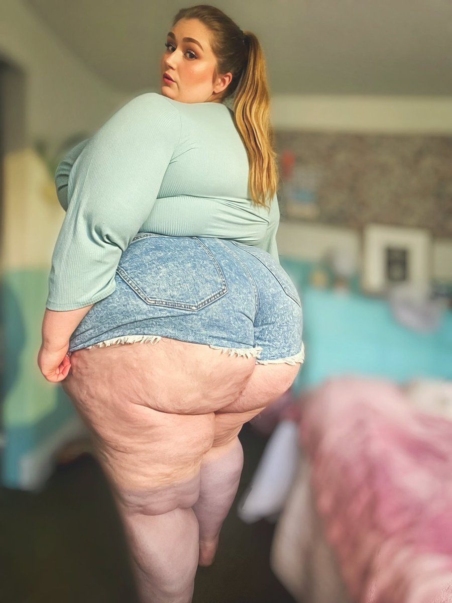 bustydamplin's tweet photo. To know me is to love me - my big booty is just a bonus 💖 https://t.co/XLH1QRPANY