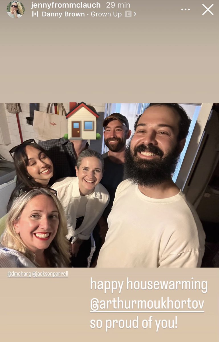 ConnorStorrieFR's tweet photo. | PHOTO | Jenny G Mac, en charge de la supervision du script pour Heated Rivalry, a partagé une charmante photo avec des membres de l’équipe et une maison mystérieuse mais familière. 

source : Instagram https://t.co/cx2FZKK0LW