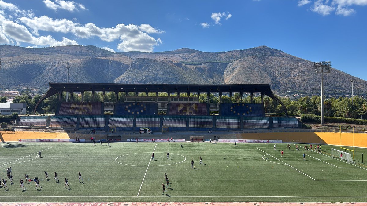 Kujeba's tweet photo. Vstup 5€.
K pití voda za 1€ a vychlazená Messina za 5€, ale fakt dobrá! No a fotbálek? Takový krajský přebor, ale šel bych zas. https://t.co/7T4d3tisDe