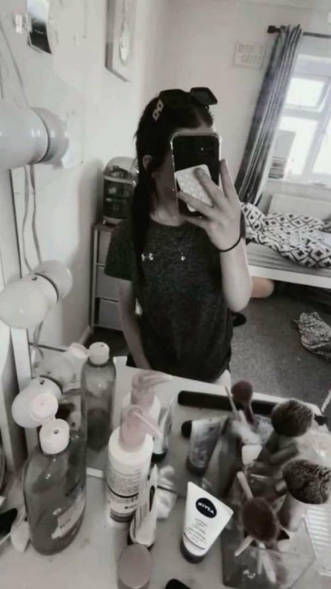Lizzpurple9p's tweet photo. J'ai besoin d'un meilleur ami mec 😭, je veux discuter https://t.co/i4PbEwjvpf