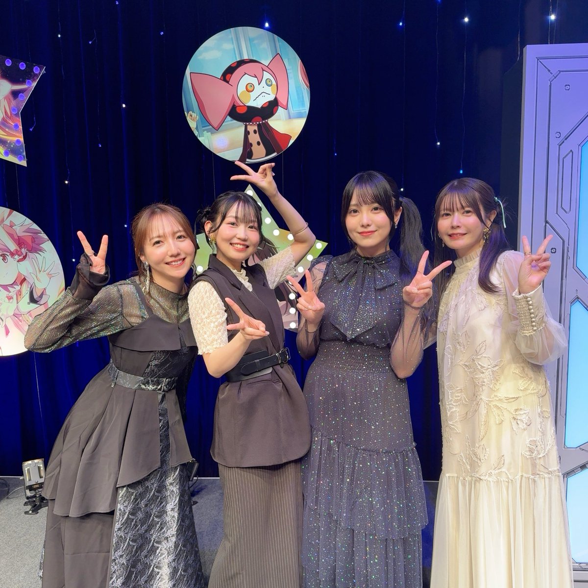 mori_haruka_'s tweet photo. #MagiaDay 2026 -1.5th Anniversary-
いちプレイヤーとして、今年もMCで携わらせていただきありがとうございました！

盛り上げてくださったキャストの皆様と🪐
(真ん中すみません...)

楽しみなことが盛りだくさん！
廻天ほむほむ早く使いたいのと、そらな⭐︎マギカも待ち遠しいです✨

#まどドラ https://t.co/pgwKrv2SYc