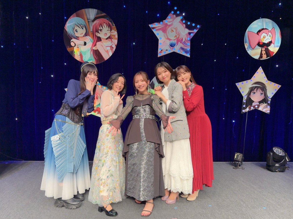 mori_haruka_'s tweet photo. #MagiaDay 2026 -1.5th Anniversary-
いちプレイヤーとして、今年もMCで携わらせていただきありがとうございました！

盛り上げてくださったキャストの皆様と🪐
(真ん中すみません...)

楽しみなことが盛りだくさん！
廻天ほむほむ早く使いたいのと、そらな⭐︎マギカも待ち遠しいです✨

#まどドラ https://t.co/pgwKrv2SYc
