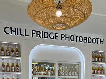 LilisTriiii's tweet photo. Barsantai bisa jadi pit stop kecil di tengah serunya Pestapora. Foto dulu di kulkas photo booth, kemudian recharge sambil duduk santai #BINTANGxPestapora https://t.co/hAYaAKxXNI