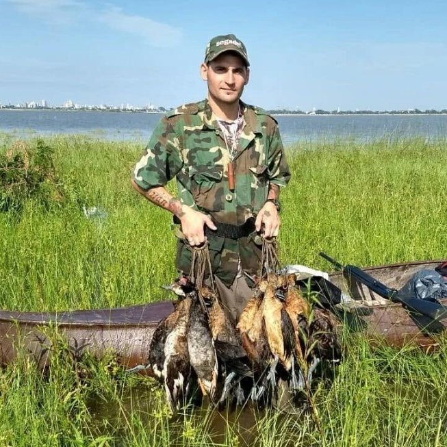 clarincom's tweet photo. ACUSAN A UN INFLUENCER DE MATAR A CIENTOS DE AVES PROTEGIDAS Y SUBIRLO A SUS REDES

El Ministerio de Ambiente y Cambio Climático de Santa Fe denunció penalmente a Milton Fabricio Espeche, acusado de cazar ilegalmente aves autóctonas en la laguna Setúbal y difundir las capturas en redes sociales. La investigación también señala caza fuera de temporada y en zonas de veda, exceso de cupos y uso de armas prohibidas.

Según el Centro para el Estudio y Defensa de Aves Silvestres (Ceydas) de Entre Ríos, siete de las diez especies abatidas estaban protegidas y entre ellas había un Pato Crestudo, amenazado a nivel nacional.

(+) en Clarín: https://t.co/IWp5f6yx56