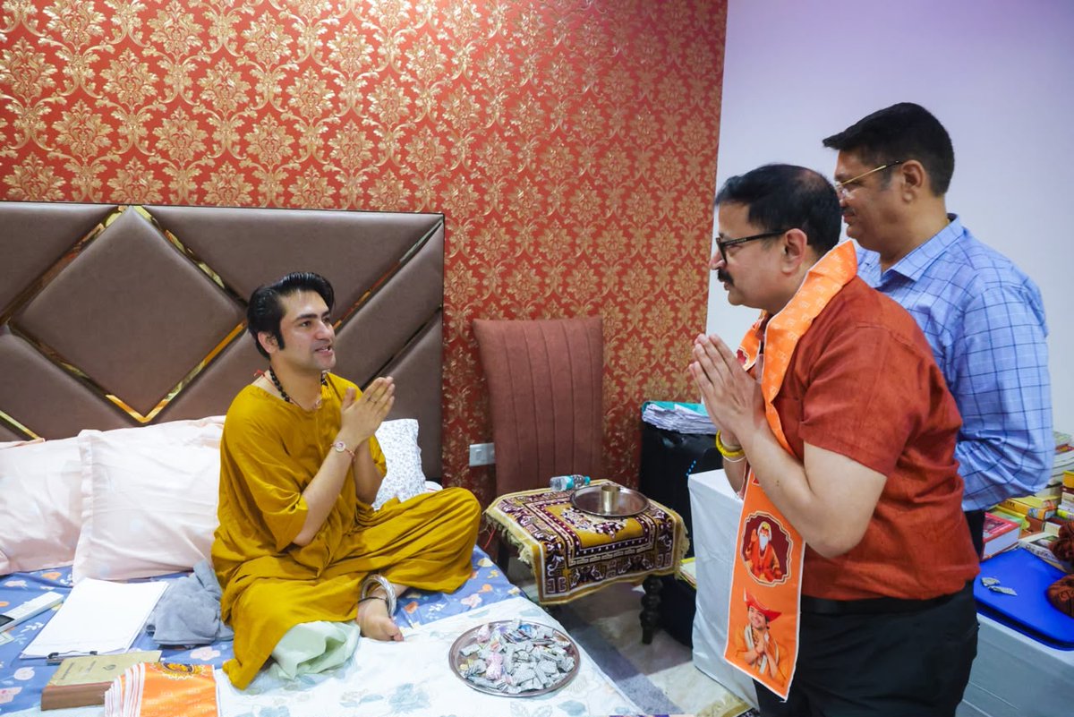 bageshwardham's tweet photo. पंजाब के डायरेक्टर जनरल ऑफ पुलिस डॉ. शरद चौहान जी ने आज पूज्य सरकार के लुधियाना कथा प्रवास के दौरान सपरिवार पूज्य सरकार से भेंट कर आशीर्वाद लिया और हनुमान कथा का रसपान किया। https://t.co/i0DMCSejC3