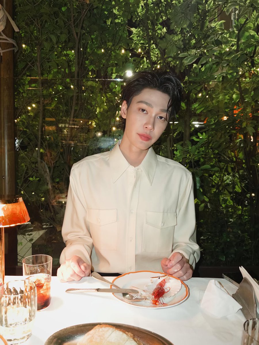 jirawatfate's tweet photo. Fine dining 🍴

Fine = gue
Dining = padinding https://t.co/WwKrqGlvmX