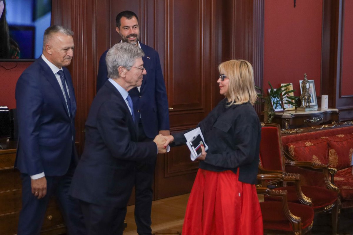 anatrisicbabic's tweet photo. Посјета професора Џефрија Сакса Бањалуци и Републици Српској има велики значај. Ријеч је о једном од најпознатијих свјетских економиста, професору Универзитета Колумбија и човјеку чије се мишљење уважава широм свијета.

Срећни смо што је професор Сакс прихватио да прими почасни докторат Универзитета у Бањалуци и што ће своје знање и искуство подијелити с нашим студентима и академском заједницом.

Бањалука све више постаје мјесто у којем се сусрећу угледни међународни стручњаци, научници и људи с највећим свјетским искуством. То је потврда да Република Српска има шта да понуди и да се њене институције, универзитети и стручни потенцијали препознају и ван наших граница.

Наставићемо да отварамо Републику Српску за сарадњу са свијетом, чувајући наше интересе и градећи друштво које знање, образовање и развој поставља у средиште свог напретка.