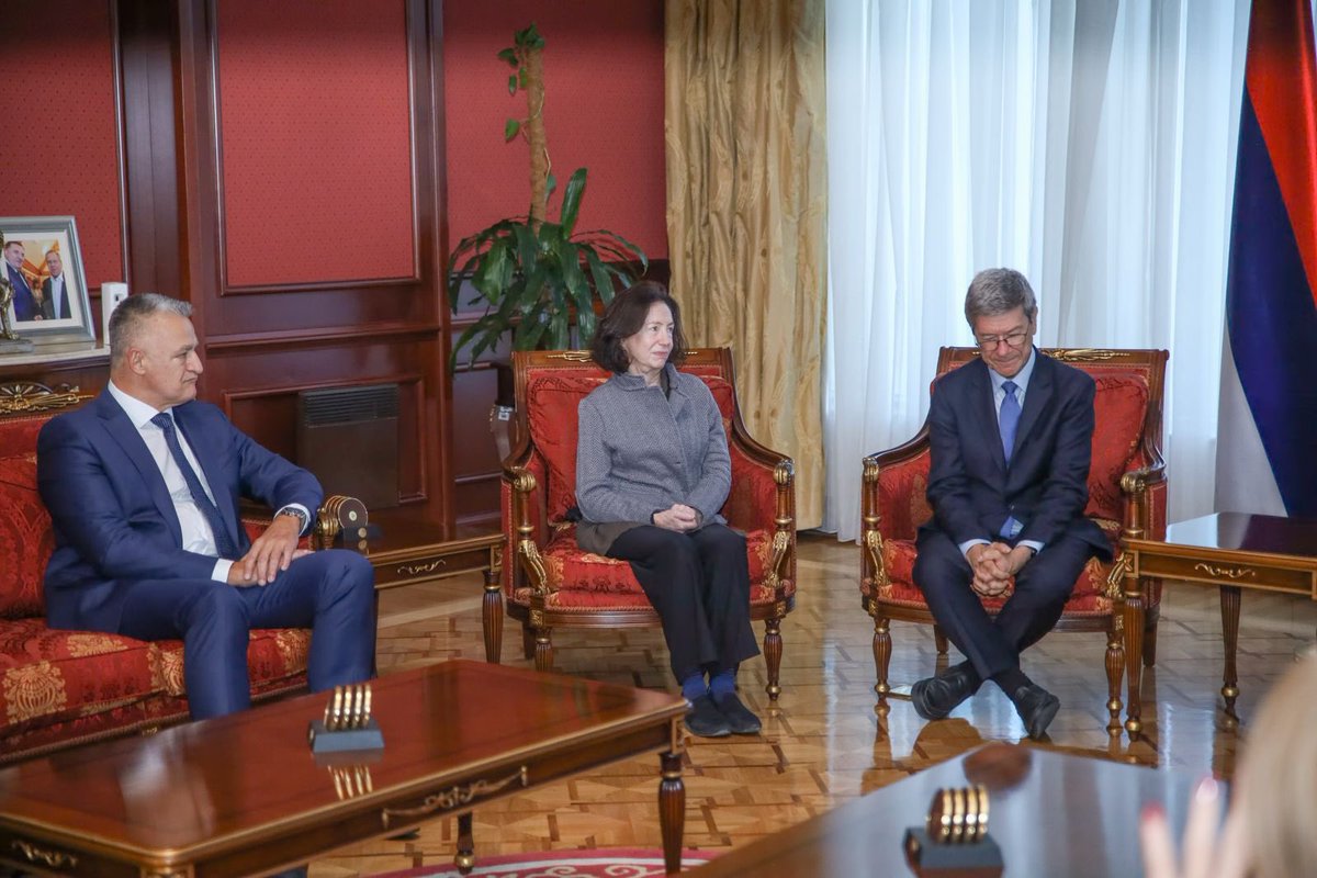 anatrisicbabic's tweet photo. Посјета професора Џефрија Сакса Бањалуци и Републици Српској има велики значај. Ријеч је о једном од најпознатијих свјетских економиста, професору Универзитета Колумбија и човјеку чије се мишљење уважава широм свијета.

Срећни смо што је професор Сакс прихватио да прими почасни докторат Универзитета у Бањалуци и што ће своје знање и искуство подијелити с нашим студентима и академском заједницом.

Бањалука све више постаје мјесто у којем се сусрећу угледни међународни стручњаци, научници и људи с највећим свјетским искуством. То је потврда да Република Српска има шта да понуди и да се њене институције, универзитети и стручни потенцијали препознају и ван наших граница.

Наставићемо да отварамо Републику Српску за сарадњу са свијетом, чувајући наше интересе и градећи друштво које знање, образовање и развој поставља у средиште свог напретка.