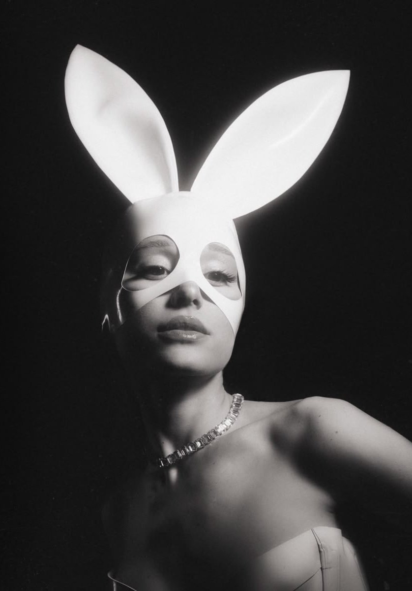 swtbaemoon's tweet photo. this ariana grande https://t.co/HvTYGU9Zil