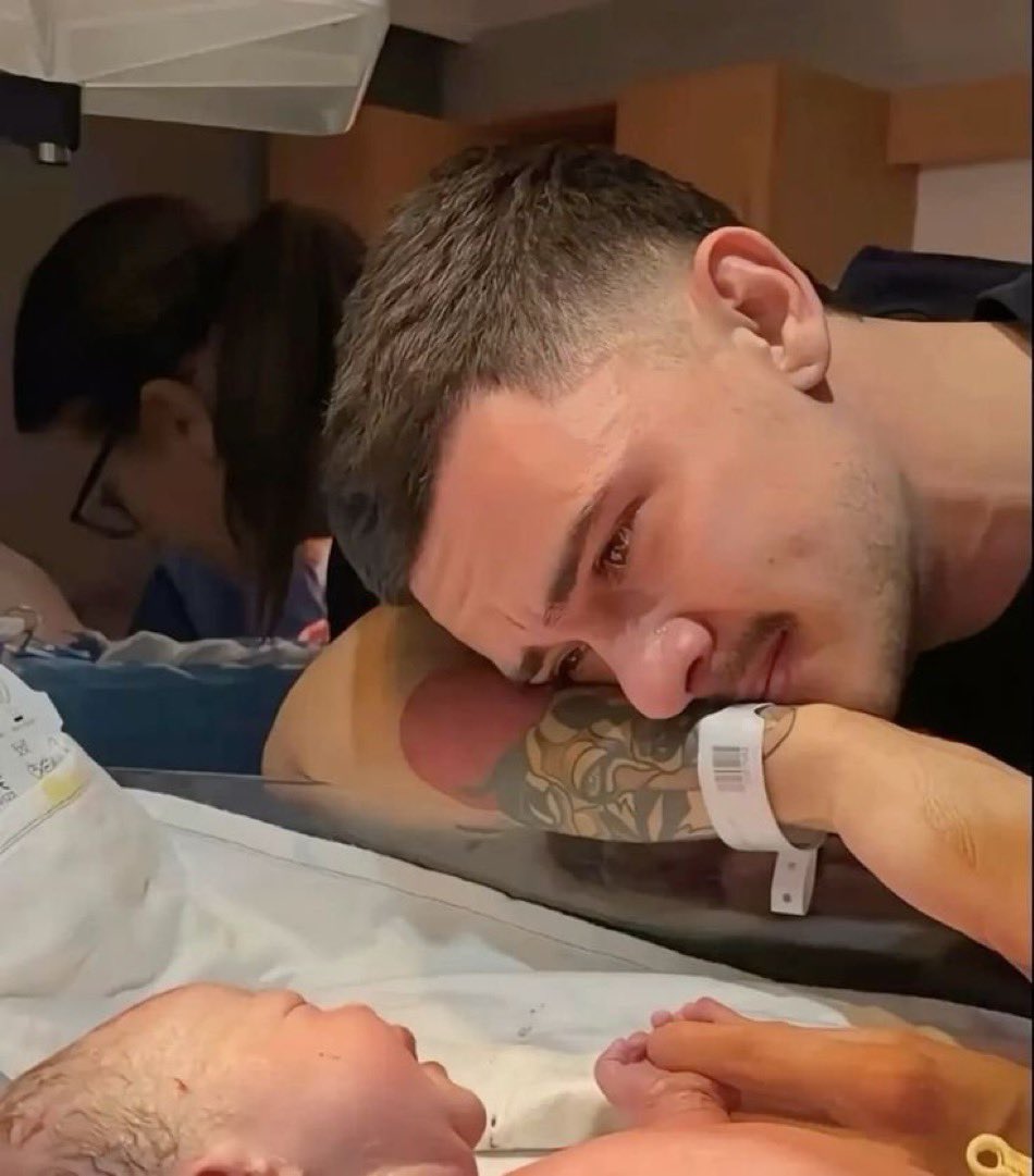 mzaehm_'s tweet photo. Daddy’s first moment : https://t.co/urQ4yUj0VP