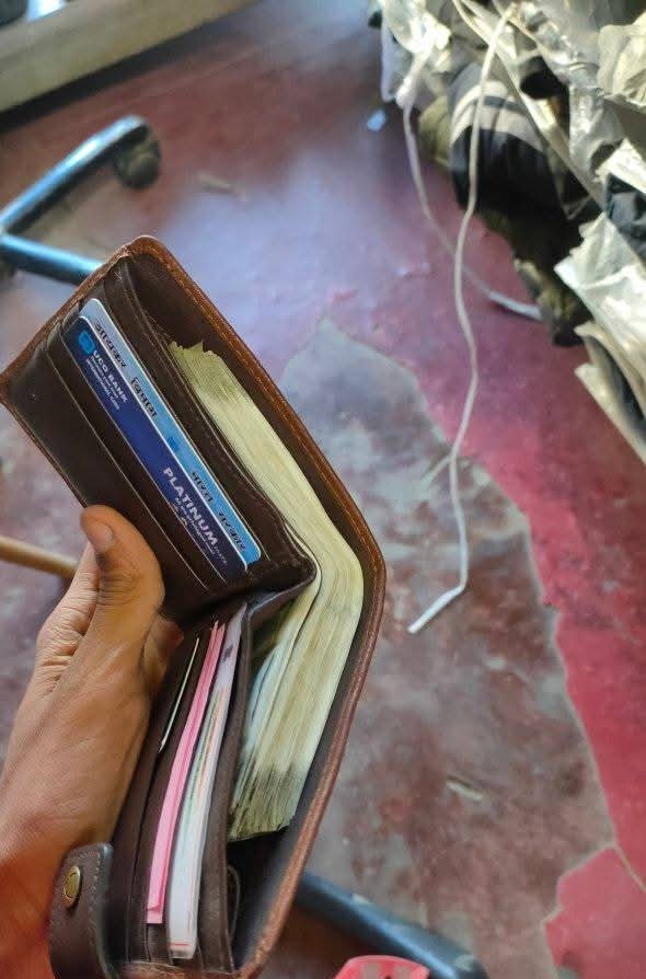 Sravad's tweet photo. Found this wallet. If it’s yours, come and take it. I can’t keep someone else’s money. https://t.co/5mAyDyTVGj