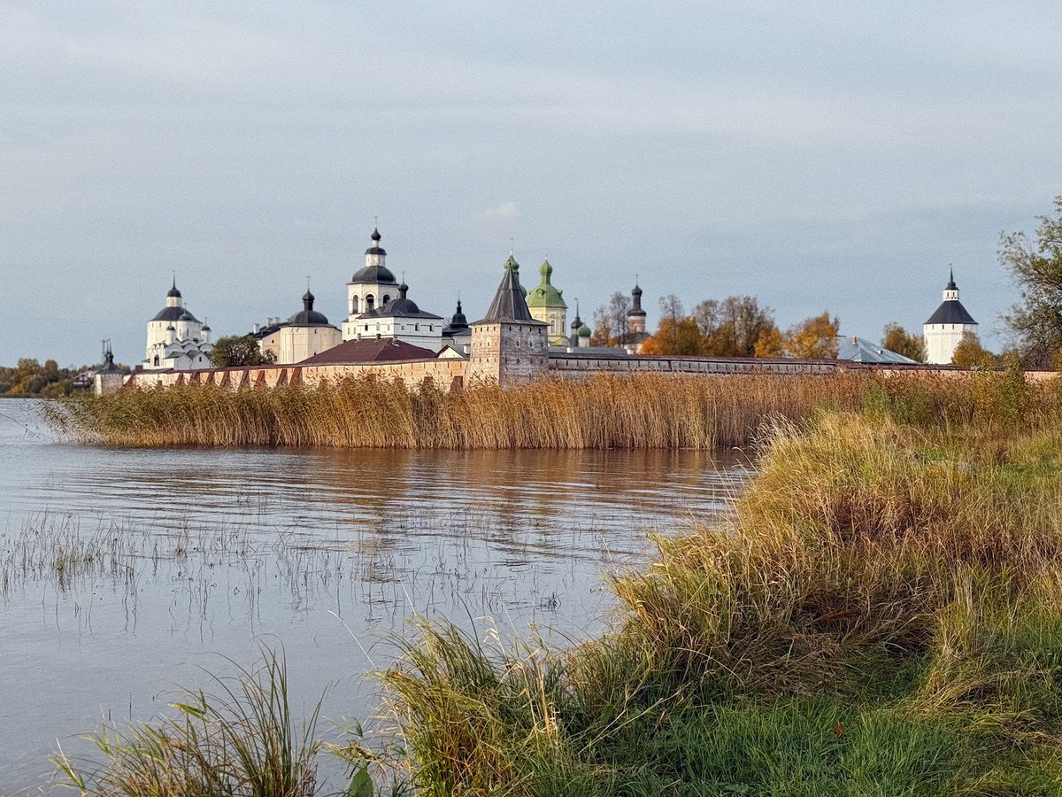 FlyerUnderFire's tweet photo. Огромный Кирилло-Белозерский монастырь-крепость на берегу Сиверского озера — белые стены, башни, древние храмы и какой-то совершенно северный масштаб. https://t.co/NypItvgSBu