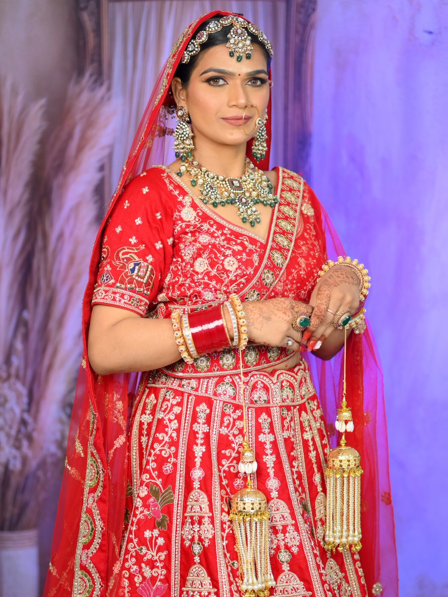 FernandoRi1wpv's tweet photo. Regal elegance in every detail. Traditional roots meet modern grace for our stunning bride, from gold-shimmer eyes to a perfect red lehenga—a look that truly speaks royalty. https://t.co/E6FBCHyXtC