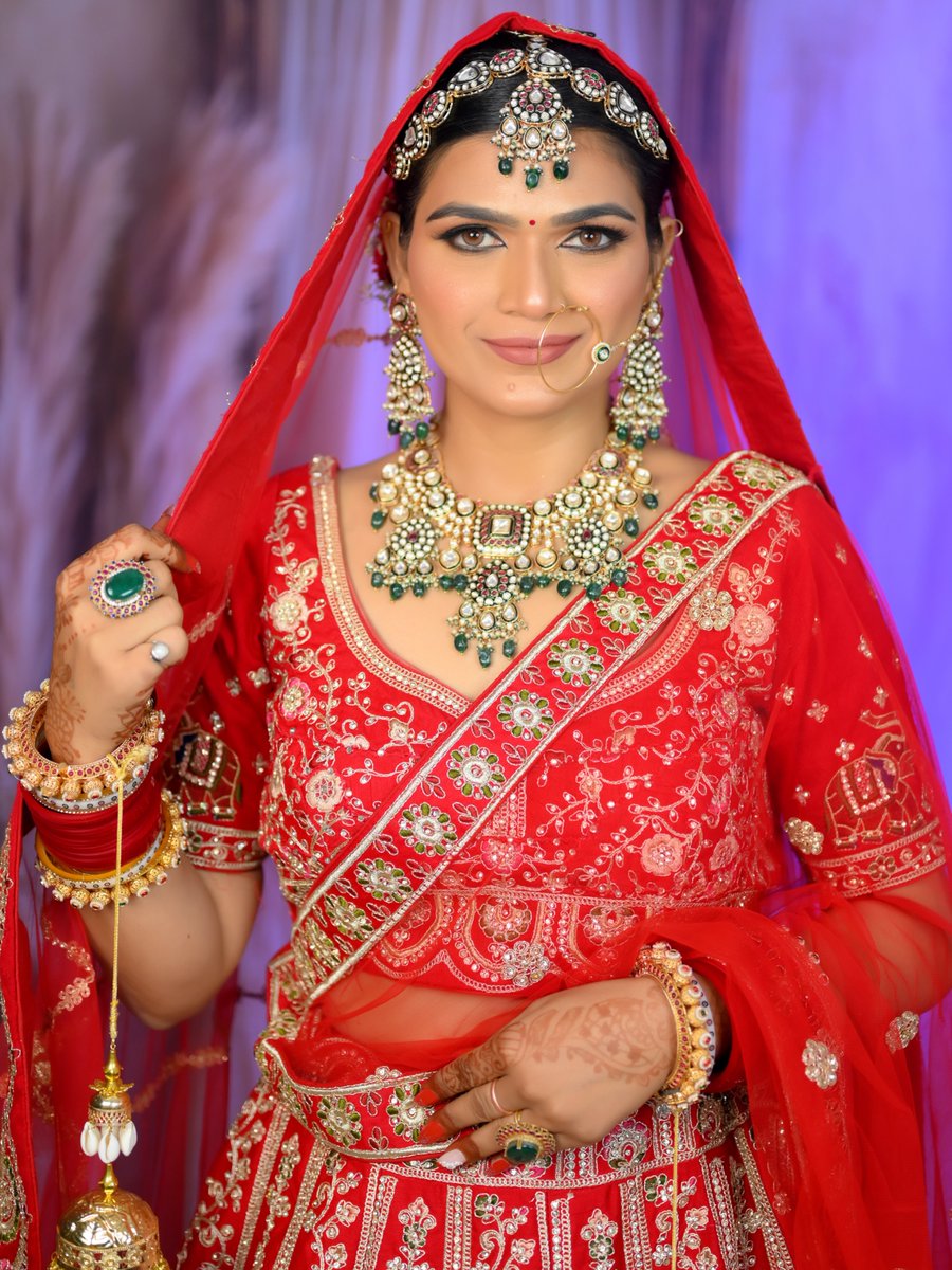 FernandoRi1wpv's tweet photo. Regal elegance in every detail. Traditional roots meet modern grace for our stunning bride, from gold-shimmer eyes to a perfect red lehenga—a look that truly speaks royalty. https://t.co/E6FBCHyXtC